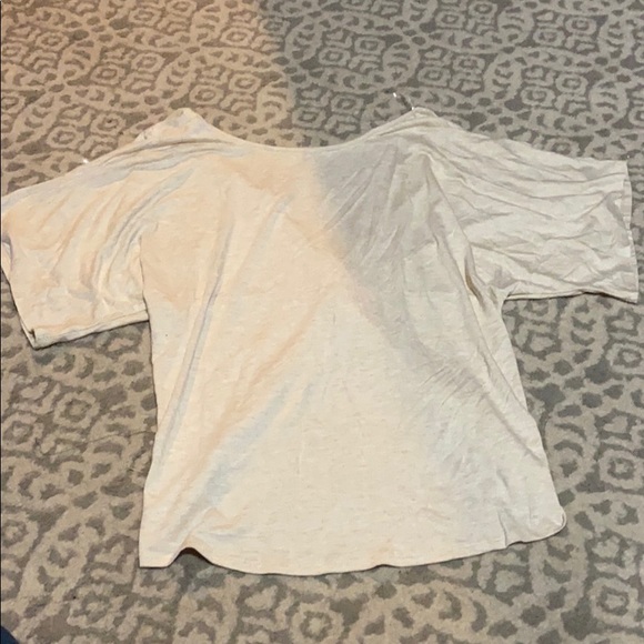 Short sleeve back cut out - Picture 3 of 4